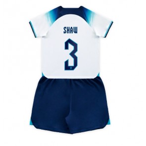 England Luke Shaw #3 Replika Babytøj Hjemmebanesæt Børn VM 2022 Kortærmet (+ Korte bukser)